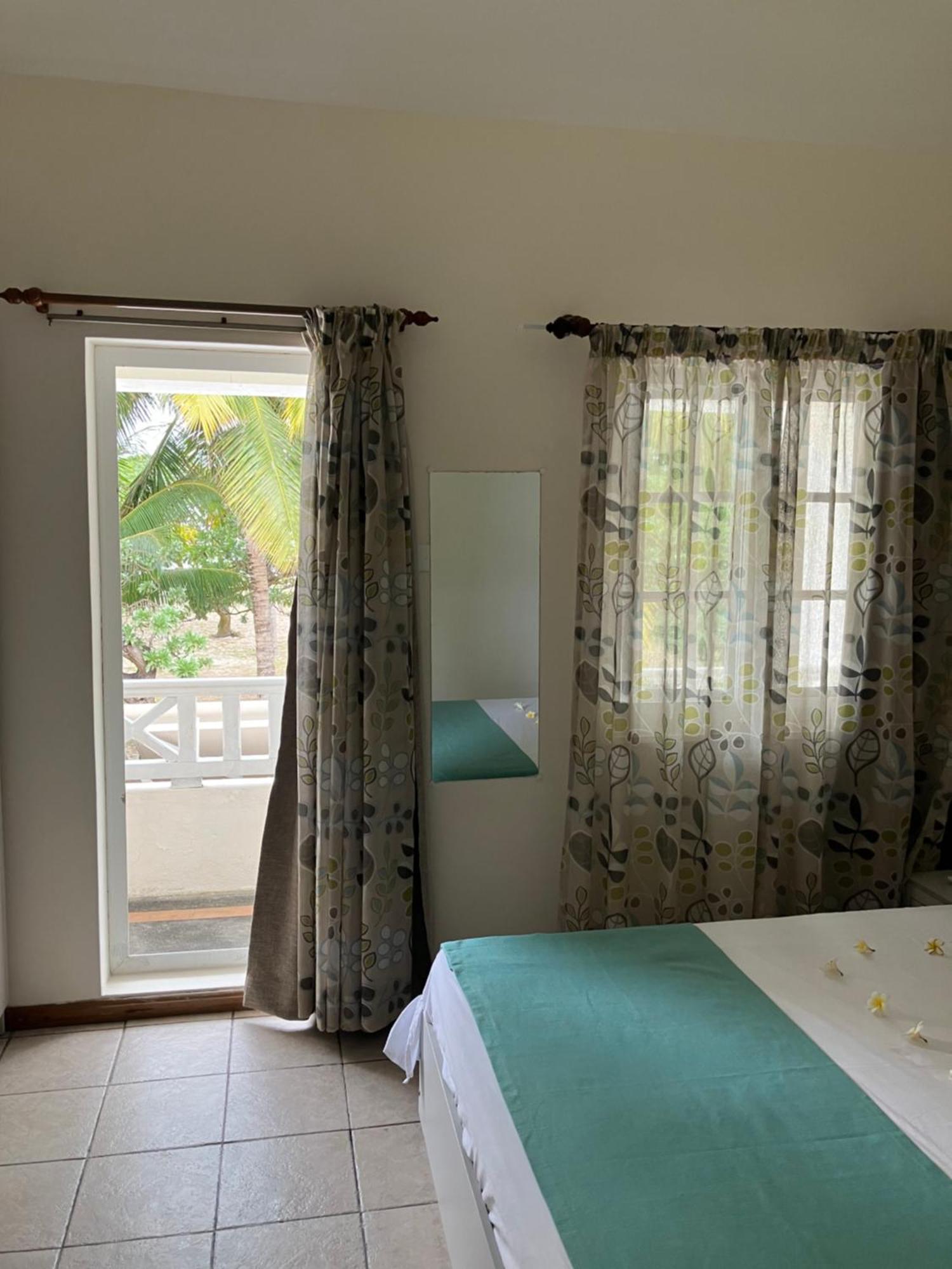 Fully Furnished Luxury Villa 3 Right On A Blue Ocean Belle Mare Buitenkant foto